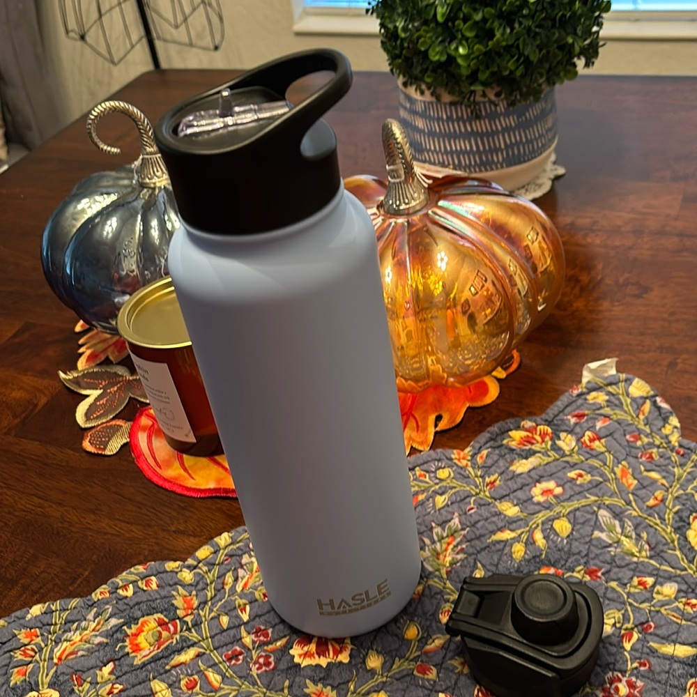 NWOT - HASLE OUTFITTERS 32 OZ WATER BOTTLE